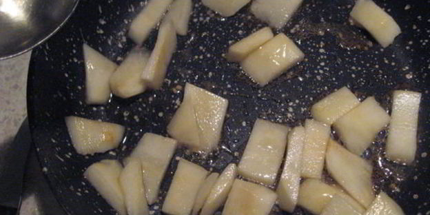 салат с утиной грудкой и грушей с орехами в меду