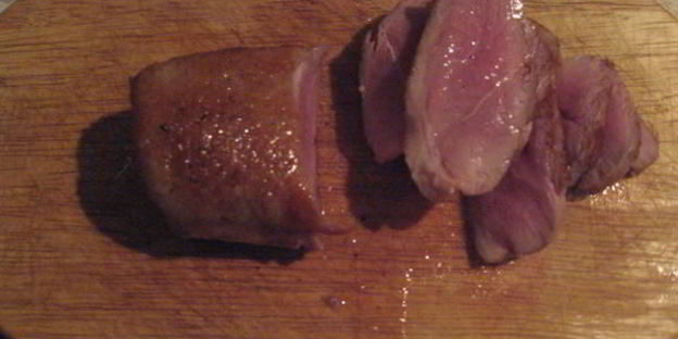 салат с утиной грудкой и грушей с орехами в меду