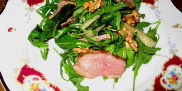 салат с утиной грудкой и грушей с орехами в меду