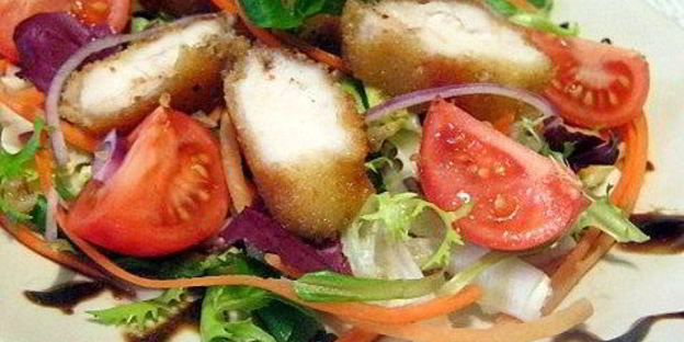 салат с жареным филе грудки цыпленка