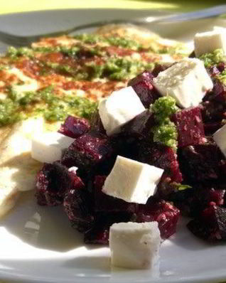 Салат свекольный с песто и сыром фета