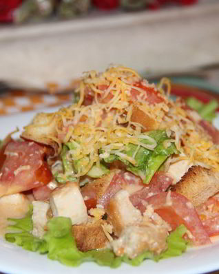 Салат с сухариками Цезарь