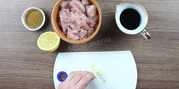 салат цезарь классический с курицей