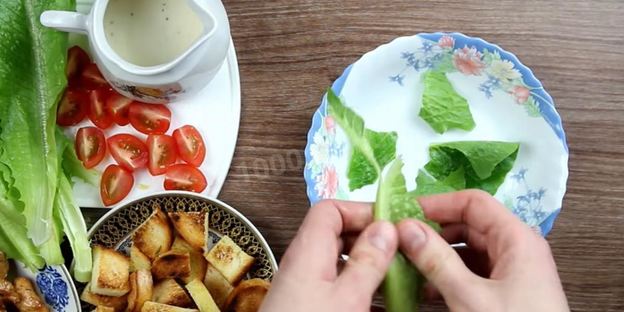 салат цезарь классический с курицей