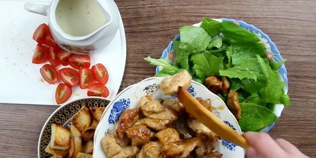 салат цезарь классический с курицей