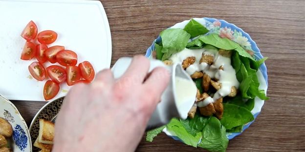 салат цезарь классический с курицей