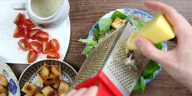 салат цезарь классический с курицей
