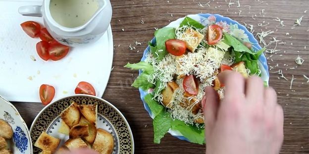 салат цезарь классический с курицей
