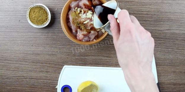 салат цезарь классический с курицей