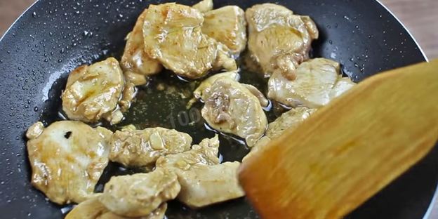 салат цезарь классический с курицей