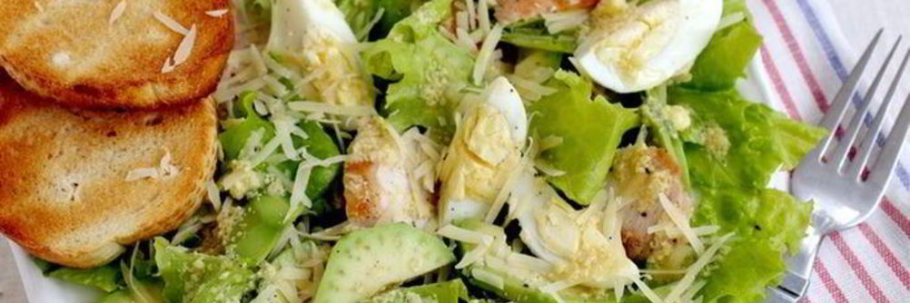 Салат Цезарь с авокадо