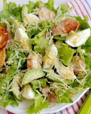 Салат Цезарь с авокадо
