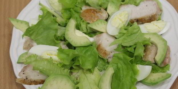 салат цезарь с авокадо