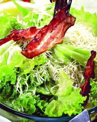 Салат Цезарь с беконом и яйцом