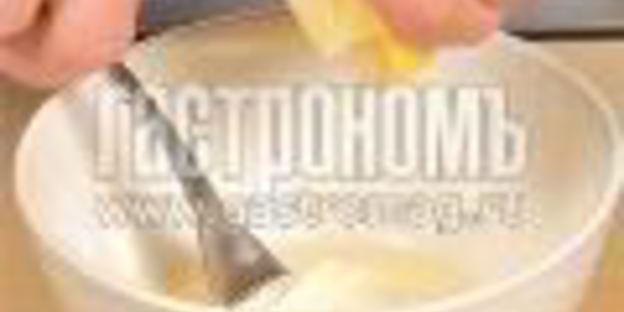 салат цезарь с беконом и яйцом