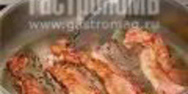 салат цезарь с беконом и яйцом