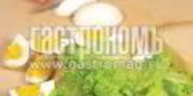 салат цезарь с беконом и яйцом