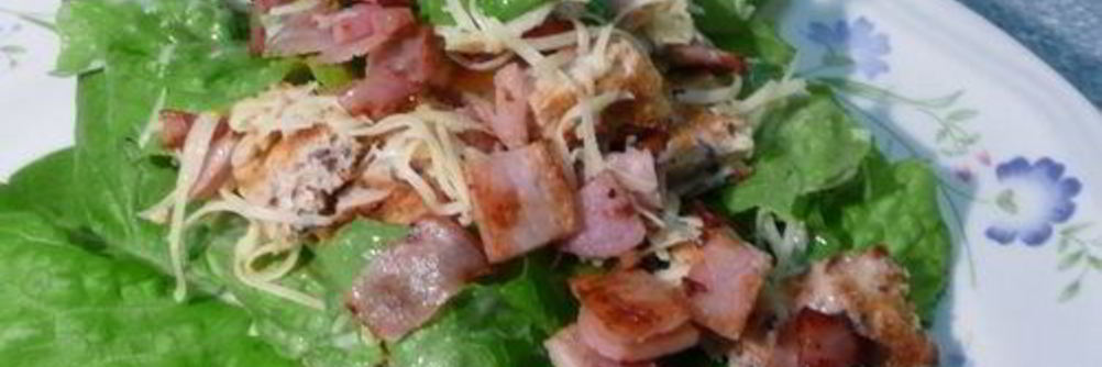 Салат Цезарь с беконом