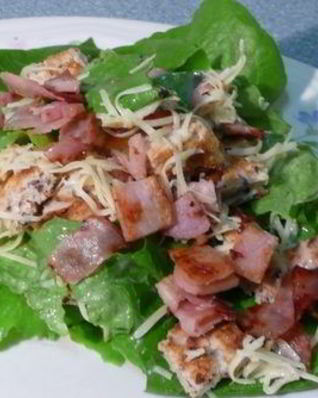 Салат Цезарь с беконом
