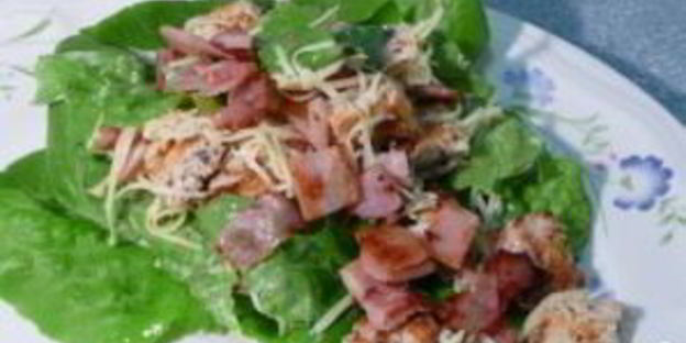 салат цезарь с беконом