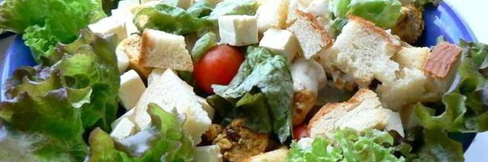 Салат Цезарь с брынзой