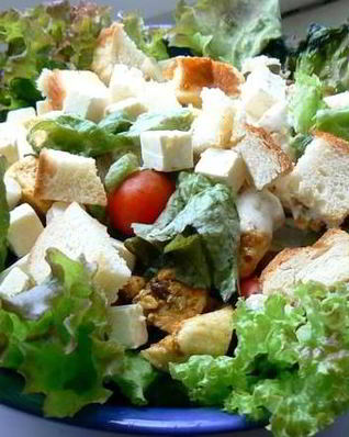 Салат Цезарь с брынзой