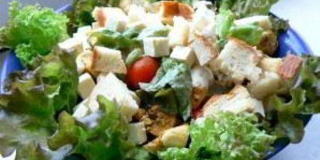 салат цезарь с брынзой