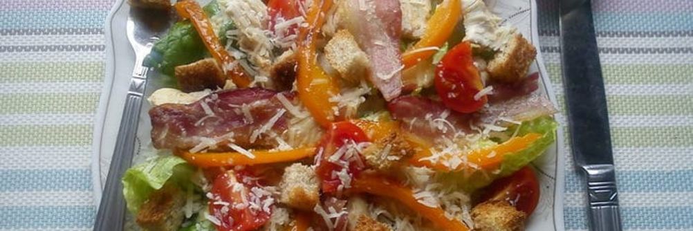 Салат Цезарь с индейкой