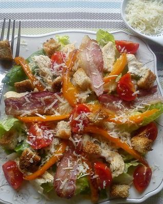 Салат Цезарь с индейкой