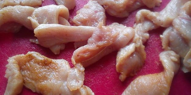 салат цезарь с индейкой