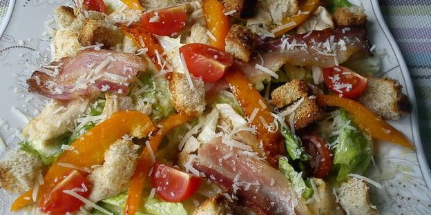 салат цезарь с индейкой