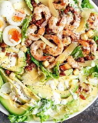 Салат Цезарь с креветками и авокадо