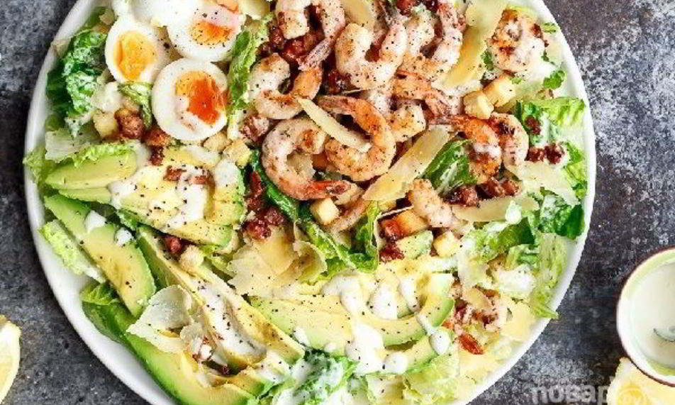 Рецепт салата цезарь с креветками и авокадо