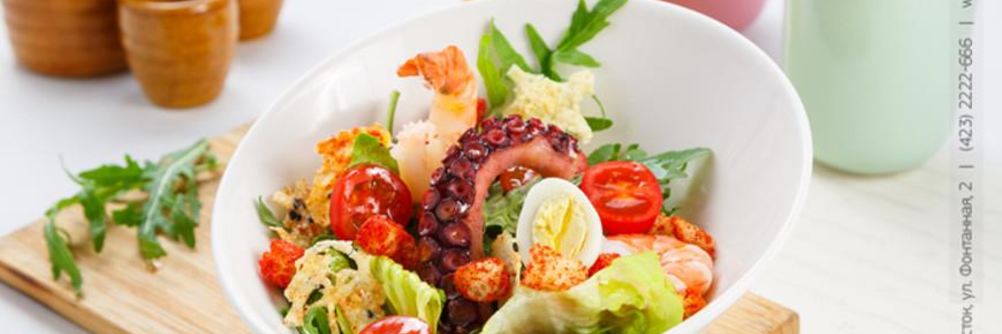 Салат Цезарь с креветками и осьминогом