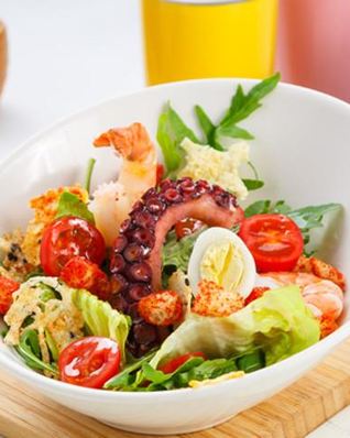 Салат Цезарь с креветками и осьминогом