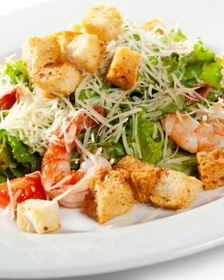 Салат Цезарь с креветками классический простой