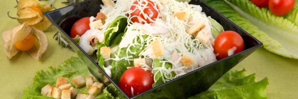 Салат цезарь с креветками классический