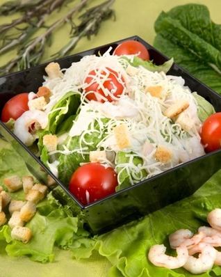 Салат цезарь с креветками классический