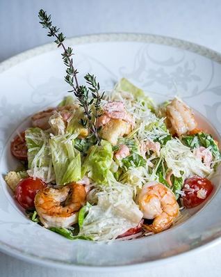 Салат цезарь с креветками королевский