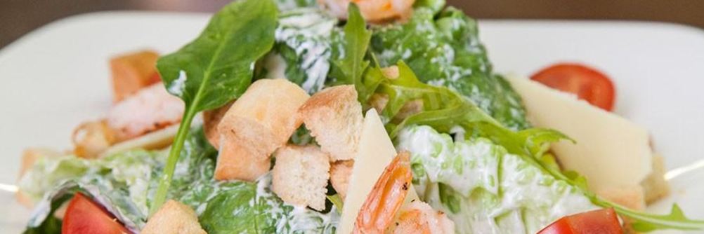 Салат цезарь с креветками с майонезом