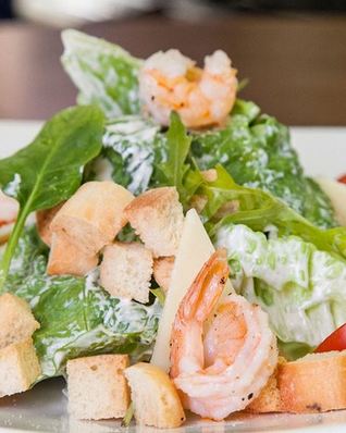 Салат цезарь с креветками с майонезом