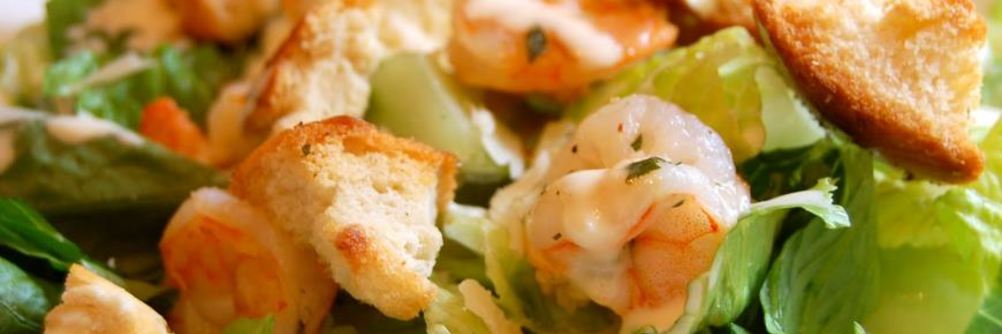 Салат Цезарь с креветками