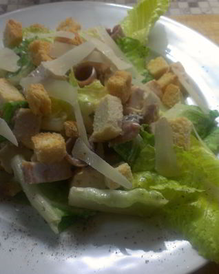 Салат Цезарь с куриной грудкой и анчоусами