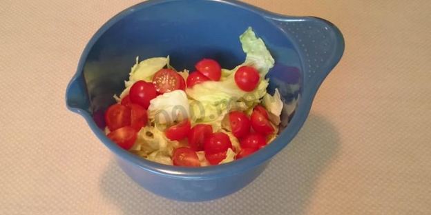 салат цезарь с курицей и домашними сухариками