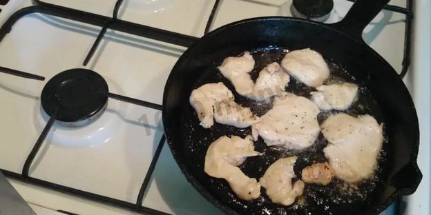 салат цезарь с курицей и домашними сухариками