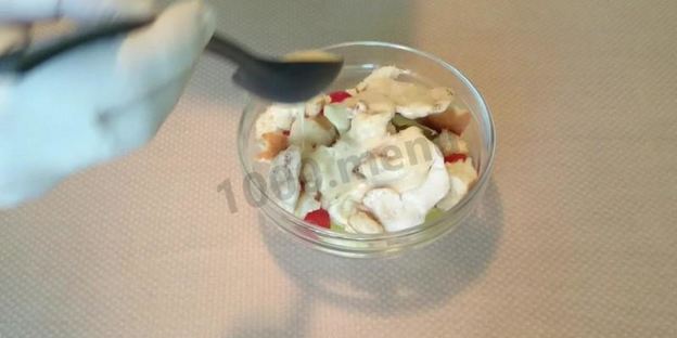 салат цезарь с курицей и домашними сухариками