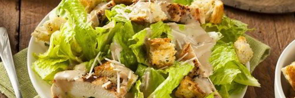 Салат цезарь с курицей и гренками