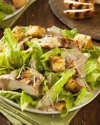 Салат цезарь с курицей и гренками