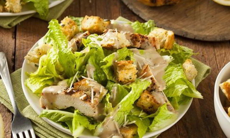 Рецепт салата цезарь с курицей и гренками
