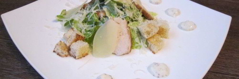 Салат Цезарь с курицей и йогуртом